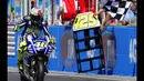 Pembalap Yamaha MotoGP, Valentino Rossi, melakukan selebrasi bersama timnya saat akan melintasi garis finish Grand Prix San Marino, Italia, (14/9/2014). (REUTERS/Max Rossi)