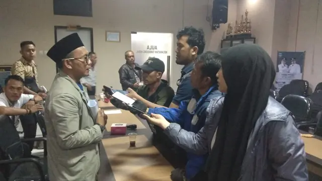 Salah seorang calon kades tengah memberikan penjelasan di hadapan media ihwal senketa pilkades di Garut