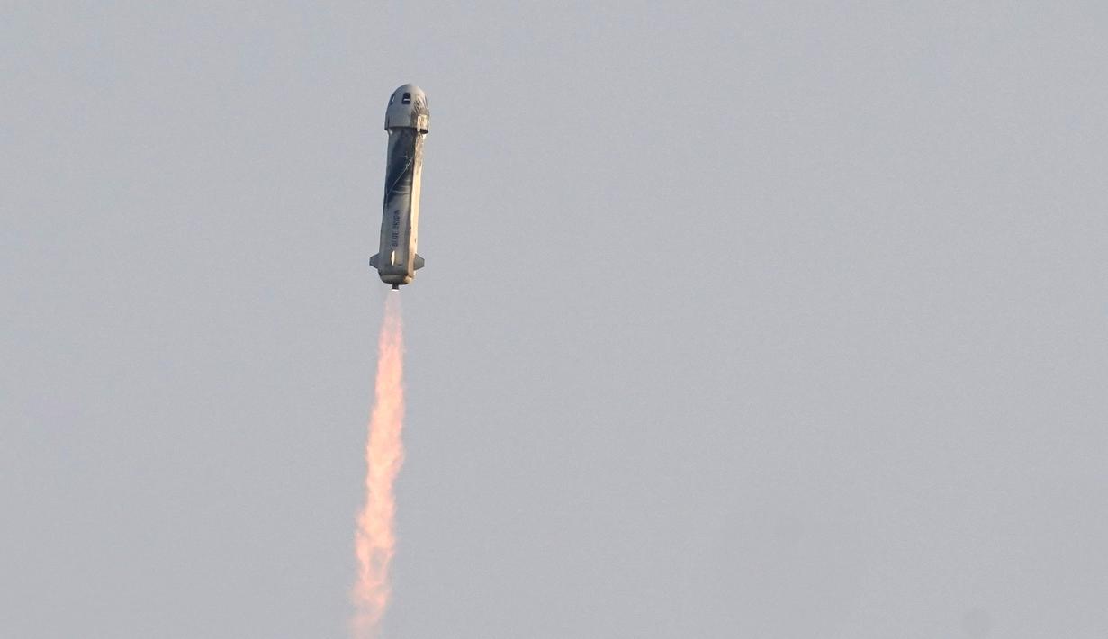 Roket New Shepard Blue Origin diluncurkan dari pelabuhan antariksa dekat Van Horn, Texas, Amerika Serikat, Selasa (20/7/2021). Kapsul yang membawa kru Blue Origin berakselerasi hingga lebih dari tiga kali kecepatan suara. (AP Photo/Tony Gutierrez)