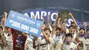 Para pemain Persita Tangerang berhasil mengangkat trofi juara di ajang Elite Pro Academi kategori U-20 2024/2025 di Stadion Patriot Chandrabhaga, Bekasi pada Sabtu (22/2/2025). (Bola.com/Abdul Aziz)