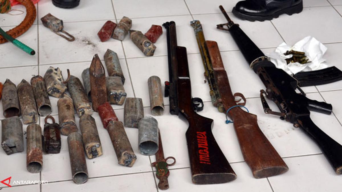 63 Bom Rakitan Disita dari Dua Desa di Maluku - News Liputan6.com