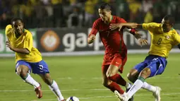 Portugal kalah 2-6 dari Brasil. Kekalahan dalam partai ujicoba internasional yang digelar di Bezerrao Stadium, Brasil, 19 November 2008 menjadi memalukan bagi Cristiano Ronaldo yang saat itu menyandang sebagai penerima Ballon d'Or 2008. Apalagi, tak satu gol pun ia cetak. (AFP/Joedson Alves)