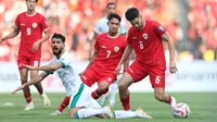 Pemain Timnas Irak, Bashar Resan (kiri) terjatuh usai perebutan bola dengan pemain Indonesia, Sandy Walsh pada laga Grup F putaran kedua Kualifikasi Piala Dunia 2026 zona Asia di Stadion Utama Gelora Bung Karno (SUGBK), Senayan, Jakarta, Kamis (6/6/2024). (Bola.com/M Iqbal Ichsan)