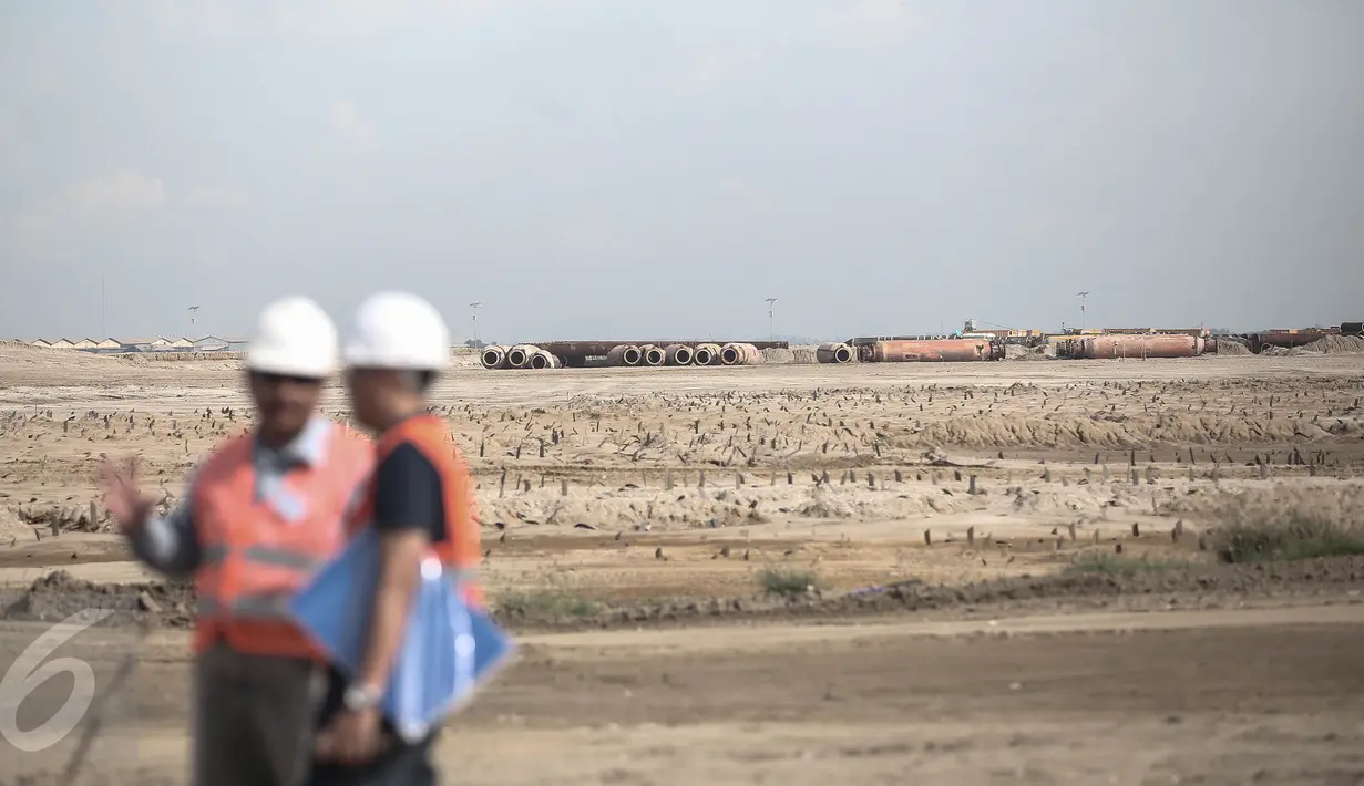 Dua orang pekerja berdiskusi di sekitar proyek Reklamasi Pulau C dan D di Jakarta, Rabu (4/5/2016). Pulau C dan D merupakan hasil reklamasi, satu dari 17 pulau reklamasi di Teluk Jakarta. (Liputan6.com/Faizal Fanani)