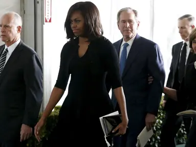 Ibu negara AS, Michelle Obama (tengah) beserta perwakilan dari sembilan mantan keluarga Gedung Putih ikut menghadiri acara pemakaman mantan ibu negara AS, Nancy Reagan di Simi Valley, California, Jumat (11/3). (REUTERS/Lucy Nicholson)
