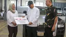 Kementerian Sosial (Kemensos) melakukan serah terima kendaraan 1 unit Rolls Royce kepada pemenang lelang. Sebelumnya, Kemensos berhasil melelang mobil Rolls Royce tersebut senilai Rp2.539.957.000. (merdeka.com/Arie Basuki)