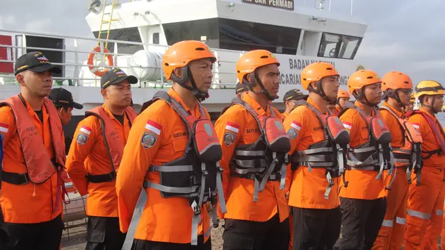 Tim SAR Gabungan lakukan pencarian di hari ke tiga tenggelamnya KMP Tunu Pratama Jaya  diperkuat dengan pasukan katak TNI AL dari Koarmada II Surabaya (Istimewa)