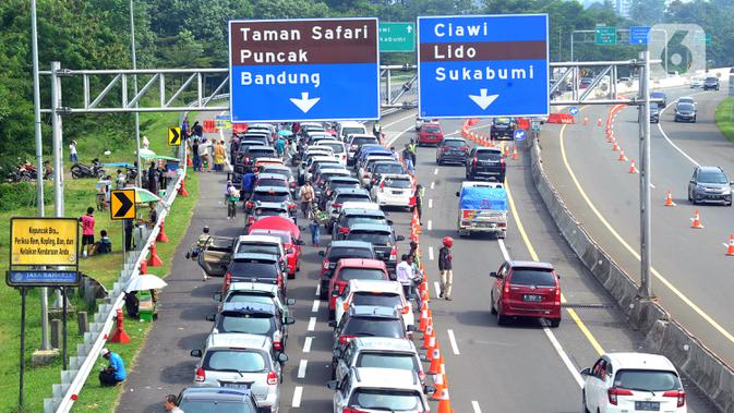 Kendaraan antre menunggu dibukanya jalur menuju kawasan Puncak dan sekitarnya di pintu keluar Tol Gadog, Ciawi, Bogor, Jawa Barat, Kamis (29/10/2020). Libur panjang dimanfaatkan warga Ibu Kota untuk mengisi liburan. (merdeka.com/Arie Basuki)