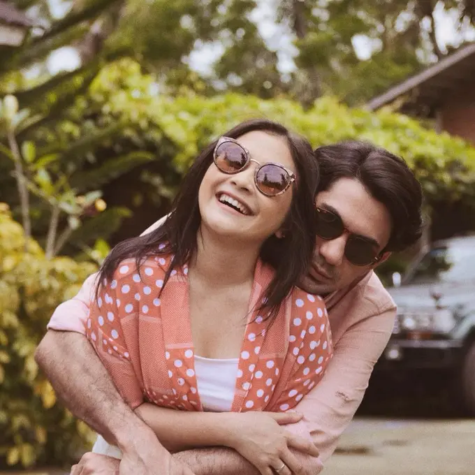 6 Potret Prilly Latuconsina dan Reza Rahadian di Balik Layar Series Terbaru
