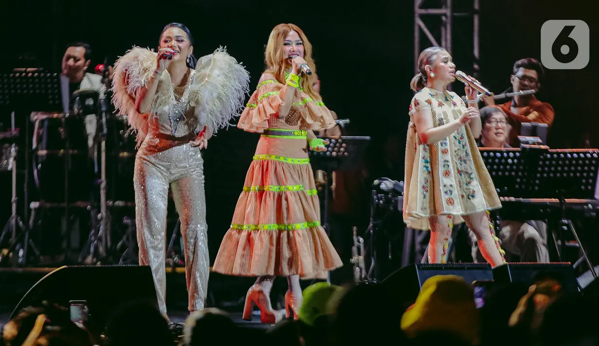 Grup vokal 3 Diva memeriahkan hari pertama Synchronize Fest 2022 di Gambir Expo Kemayoran, Jakarta Pusat, Jumat (7/10/2022). Selain lagu “Cinta”, 3 Diva dan Erwin Gutawa juga membawakan “Astaga”, “Sang Dewi”, “Mencintaimu”, “Tak Ada Cinta yang Lain” dan “Menghitung Hari”. (Liputan6.com/Faizal Fanani)