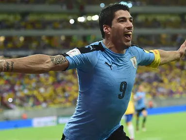 Luis Suarez merayakan gol yang dicetaknya ke gawang Brasil pada kualifikasi Piala Dunia 2018 di Recife, Brasil, Sabtu (26/3/2016) pagi WIB. Kedua tim bermain imbang 2-2. (AFP/Christophe Simon)