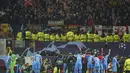Manchester United terpleset saat meladeni Atletico Madrid dalam duel leg kedua babak 16 besar Liga Champions 2021/22, Old Trafford. Kali ini, Atletico berhasil mencuri kemenangan dengan skor 1-0 dan memastikan diri melaju ke perempat final. (AP/Dave Thompson)