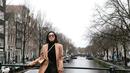 Penampilannya dengan busana serba hitam yang dipadukan long coat berwarna cokelat ini pun menarik perhatian netizen. Ia juga memilih menggunakan sling bag dengan warna senada serta kacamata hitam sebagai pelengkap penampilan. (Liputan6.com/IG/@febbyrastanty)