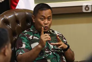 Panglima Kodam (Pangdam) Jaya Mayor Jenderal Untung Budiharto saat silaturahmi dengan SCM/Emtek Group Audiensi di  Markas Kodam Jaya, Jakarta, Senin (5/12/2022). PT Elang Mahkota Teknologi Tbk/ Surya Citra Media (SCM) bersilaturahmi dengan Pangdam Jaya dan staf, untuk memelihara dan kembali membangun kerjasama antara Emtek dan Komando Daerah Militer Jayakarta ( Kodam Jaya). (Liputan6.com/Herman Zakharia)