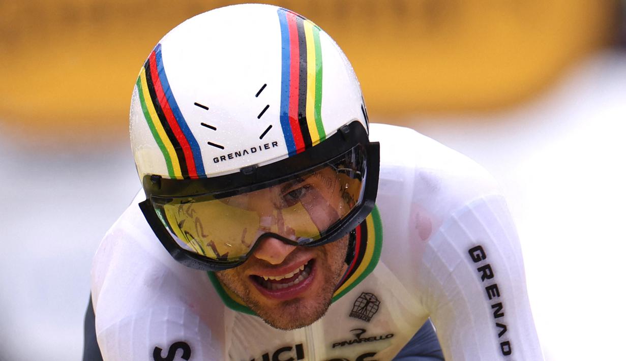 Helm yang dipakai oleh pebalap tim Ineos Grenadier, Filippo Ganna ini merupakan pabrikan dari Kask dengan seri Bambino sebagai seri khusus time trail-nya. Jika dibandingkan dengan POC Tempor, helm ini bentuknya relatif normal namun memiliki ukuran yang cukup besar. Hal tersebut diketahui untuk meneruskan lebih banyak udara menuju area bahu. (AFP/Thomas Samson)
