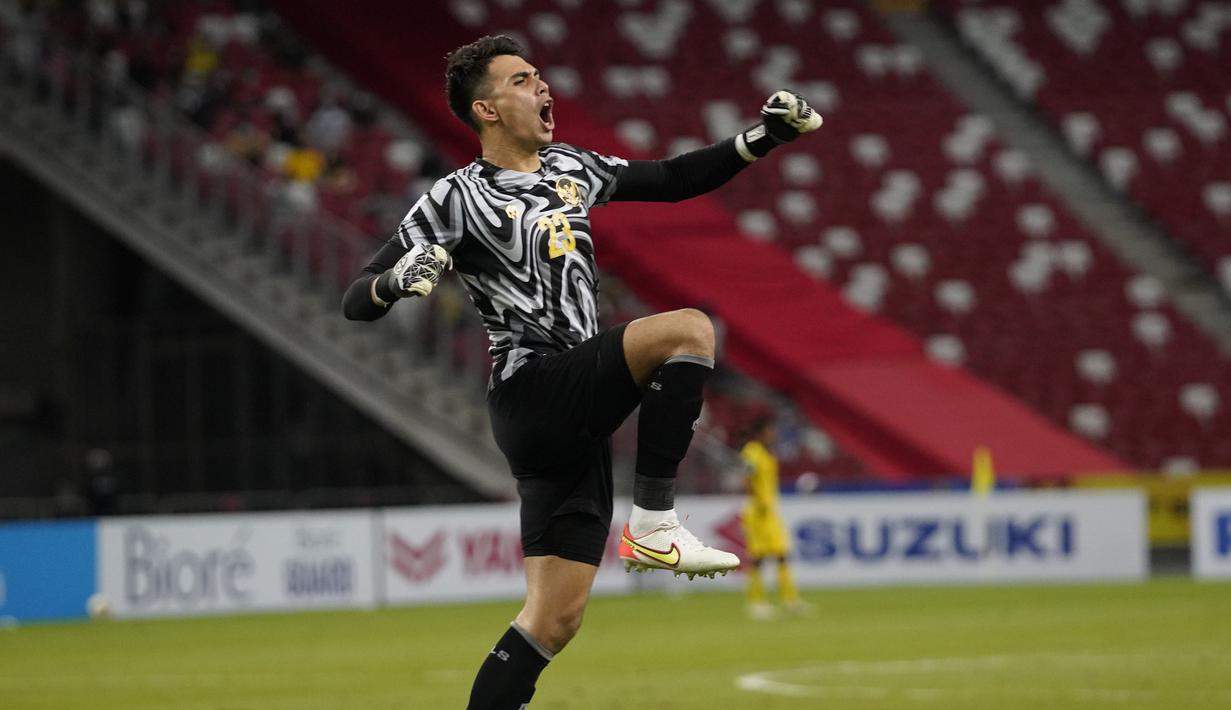 Nadeo Argawinata. Kiper milik Bali United berusia 24 tahun ini tampil penuh 90 menit dan sempat membuat beberapa penyelamatan. Namun akibat kebobolan oleh gol Ikhsan Fandi dan Indonesia gagal menang, ia hanya memperoleh nilai 6,5. (affsuzukicup)