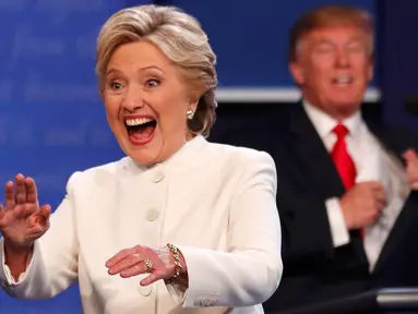 Capres AS dari Partai Demokrat, Hillary Clinton melambaikan tangannya ke arah penonton dalam perhelatan debat ketiga dan terakhir capres AS di University of Nevada, Las Vegas, Rabu (19/10). (REUTERS/Mike Blake)