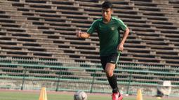 Pemain Timnas Indonesia U-22, Hanif Sjahbandi, mengontrol bola saat latihan di Stadion National Olympic, Phnom Penh, Sabtu (23/2). Latihan ini persiapan jelang laga semifinal Piala AFF U-22 melawan Vietnam. (Bola.com/Zulfirdaus Harahap)