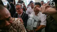 Pengacara Komisaris PT Solitech Media Sinergy Irwan Hermawan, Maqdir Ismail tiba di Gedung Kejaksaan Agung, Jakarta, Kamis (13/7/2023). Maqdir Ismail bersama tim mengembalikan uang Rp 27 miliar terkait penanganan kasus BTS 4G. (Liputan6.com/Faizal Fanani)