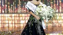 Perla Helou berpose dengan mahkota usai terpilih sebagai Miss Lebanon 2017 di Casino Du Liban di Jounieh, Beirut, (24/9). Perla Helou  merupakan Sarjana administrasi bisnis berusia 22 tahun. (AFP Photo/Anwar Amro)