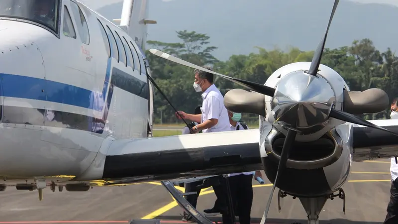 Pesawat Beechcraft B200 King Air menjadi pesawat pertama yang landing dan take off di runway Bandara JB Soedirman, Wirasaba, Purbalingga, Jawa Tengah, Minggu (31/1/2021). (Foto: Liputan6.com/Pemkab Purbalingga)