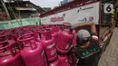 Pekerja menata tabung gas elpiji di salah satu agen di Rawasari, Jakarta, Selasa (12/7/2022). Ditengah kenaikan harga gas LPG nonsubsidi seperti Bright Gas dan tabung elpiji 12 kg, Manajemen PT Pertamina Patra Niaga memastikan harga untuk LPG subsidi 3 kg tidak mengalami kenaikan atau tetap. (Liputan6.com/Faizal Fanani)