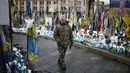 CSIS memperkirakan Rusia beban korban militer sebesar 1,2 juta orang, dengan 325.000 di antaranya tewas. Sementara, Ukraina mengalami kerugian personel hingga 600.000 orang, termasuk 140.000 prajurit yang gugur. Tampak dalam foto, seorang warga setempat mengunjungi tugu peringatan sementara untuk tentara Ukraina dan asing di Lapangan Kemerdekaan, Kyiv, saat peringatan keempat invasi Rusia ke Ukraina, Selasa 24 Februari 2026. (HENRY NICHOLLS/AFP)