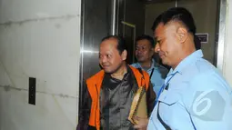Sutan Bhatoegana keluar dari lift untuk menjalani sidang perdana di Pengadilan Tipikor, Jakarta, Senin (6/4/2015). Sutan, tersangka kasus dugaan penerimaan hadiah terkait penetapan APBN-P Kementerian ESDM di DPR RI. (Liputan6.com/Herman Zakharia)