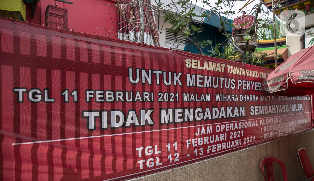 Spanduk tidak mengadakan sembahyang Imlek terlihat di Vihara Dharma Bakti yang baru di kawasan Glodok, Jakarta, (1/2/2021). Kondisi kepadatan warga rentan menularkan virus covid-19. (Liputan6.com/Faizal Fanani)
