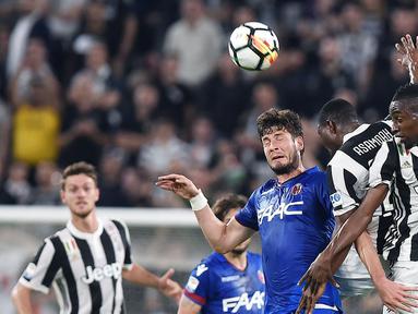 Duel pemain Juventus, Blaise Matuidi (kanan) dengan pemain Bologna, Felipe Avenatti pada lanjutan Serie A di Allianz Stadium, Turin, (5/5/2018). Juventus menang 3-1. (Alessandro Di Marco/ANSA via AP)