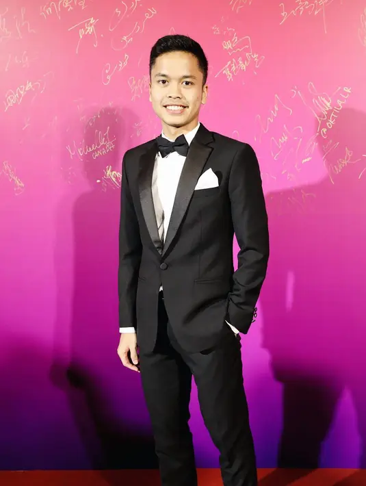 <p>Ada juga saat-saat ia membagikan penampilan formalnya, seperti dalam foto ini. Di sini ia mengenakan setelan jas dengan dasi kupu-kupu, jarang terlihat, namun tentu justru sangat menarik perhatian, bukan? Foto: Instagram.</p>