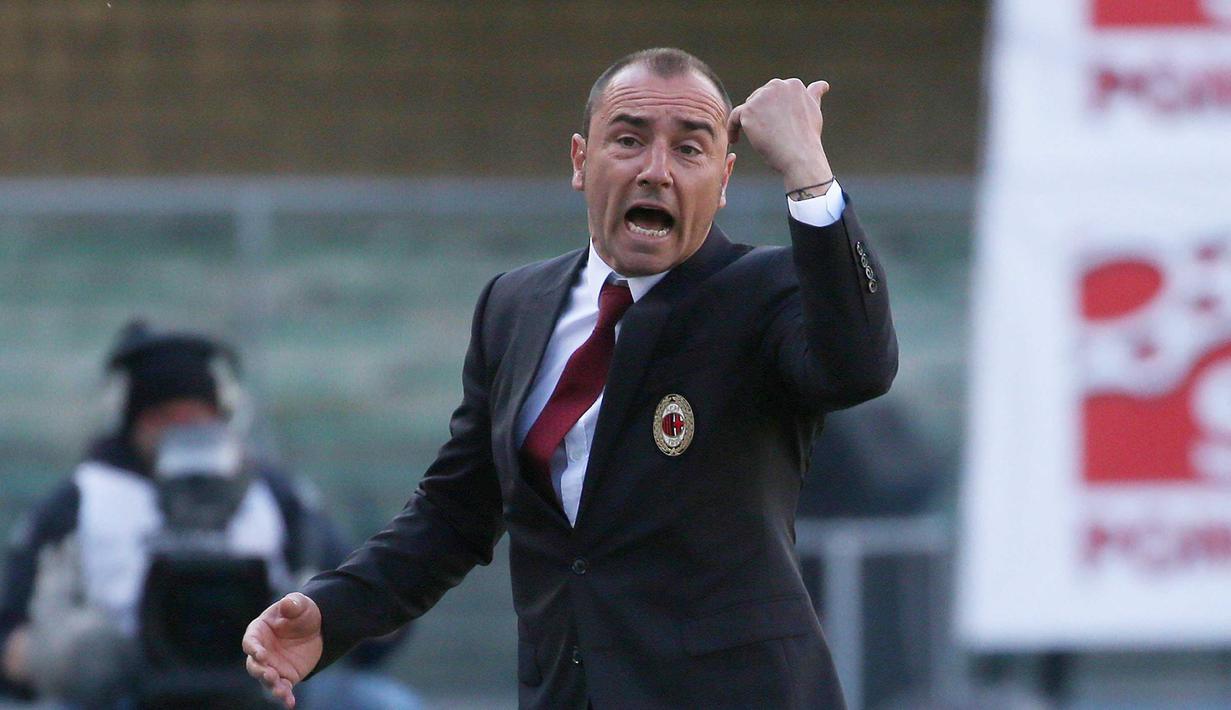 Pelatih AC Milan, Christian Brocchi terlihat memberikan instruksi kepada pemainnya saat melawan Hellas Verona pada lanjutan Liga Italia Seire A pekan ke-35 di Stadio Marc'Antonio Bentegodi, Senin (25/4/2016) malam WIB. (EPA/Filipo Venezia)
