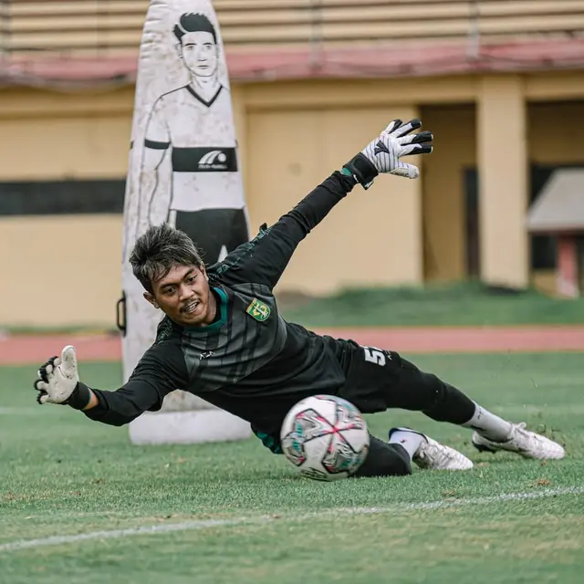 5 Potret Andhika Ramadhani saat Latihan Bareng Persebaya, Kiper Bajul Ijo