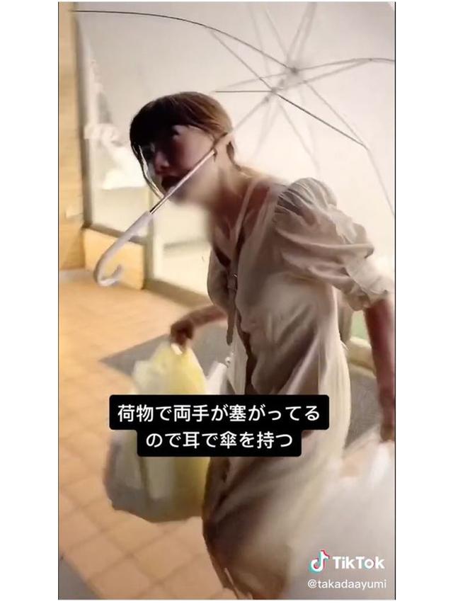 Telinga Wanita Ini Bisa 'Genggam' Tongsis hingga Payung, 6 Potretnya Bikin Takjub