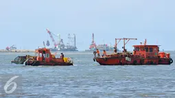 Sejumlah kapal melewati Pulau G dalam proyek Reklamasi Teluk Jakarta di Muara Angke, Jakarta Utara, Selasa (5/4). Salah satu dampak yang perlu diantisipasi Pemprov DKI Jakarta atas reklamasi pantai adalah nasib para nelayan. (Liputan6.com/Gempur M Surya)