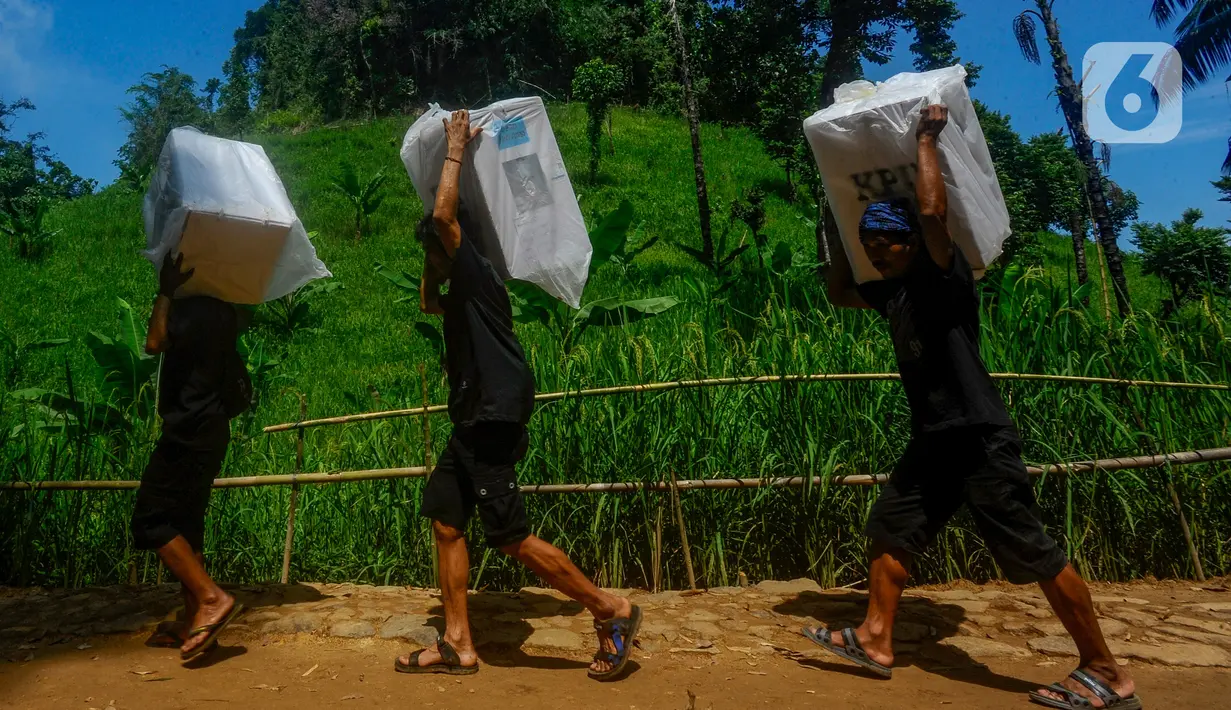 Logistik pemilu yang dibawa terbagi dalam dua kategori besar. (merdeka.com/Arie Basuki)