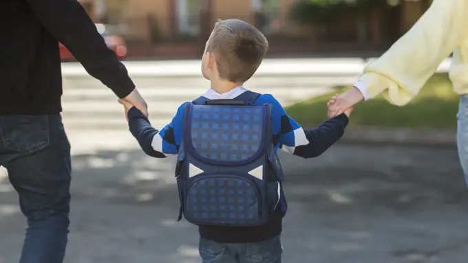 Ilustrasi hari pertama di sekolah, orang tua mengantar anak ke sekolah