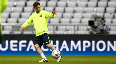 Penyerang Barcelona, Lionel Messi saat menjalani sesi latihan di Allianz Arena, Munich, Jerman (11/5/2015).  Barcelona akan menantang Bayern Muenchen di leg kedua semifinal Liga Champions. (Reuters/Michaela Rehle)