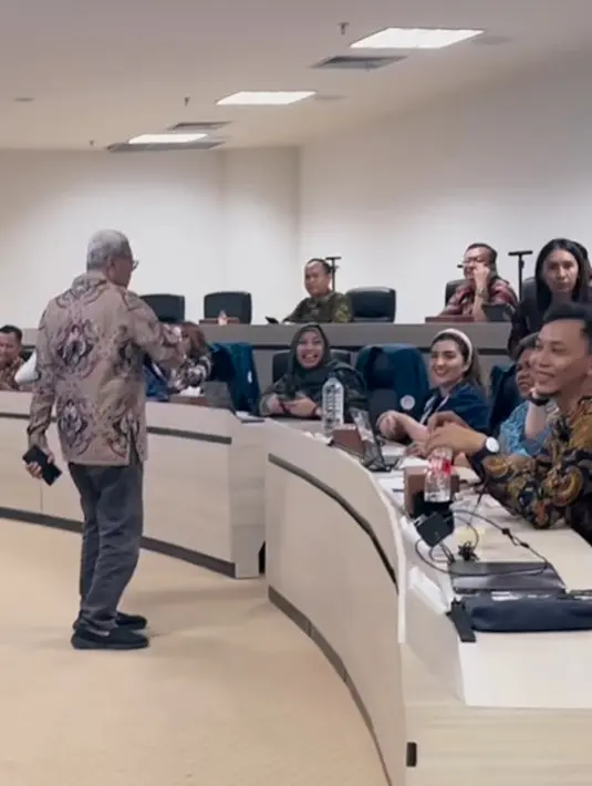 Dalam video yang dibagikan, Ashanty begitu antusias mengikuti kelas. Tak ada ketegangan terlihat, rona bahagia dan semangat pun tegambar jelas di wajah Ashanty. [Foto: Instagram/ashanty_ash]