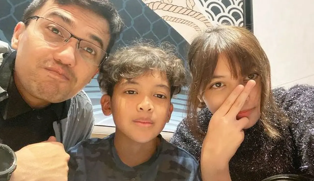 Sahrul saat menghabiskan hari Sabtunya bareng putra-putrinya. Netizen pun mendoakan mereka bisa had fun together. (instagram.com/sahrulgunawanofficial)