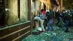 Pengunjuk rasa merusak kantor Presiden Gjorge Ivanov di jalanan ibu kota Makedonia, Skopje, Rabu (13/4). Sebelumnya, ribuan demonstran melakukan unjuk rasa memprotes keputusan Presiden memberikan pengampunan bagi 56 politikus. (Robert ATANASOVSKI/AFP)