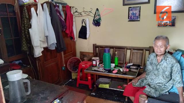 Kisah Mbah Tjipto Pelukis Selebor Becak Sejak 1950, Kini Tinggal di Kos 3 x 3 Meter