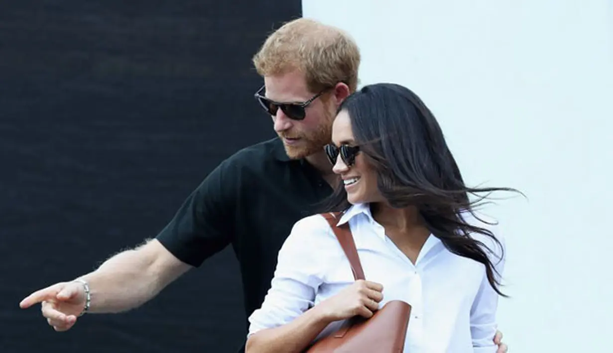 “Meghan dan Harry memang tak pakai cincin tunangan, namun mereka seperti orang yang sudah resmi tunangan. Mereka sudah bicara soal pernikahan secara terbuka, terlebih dengan teman-teman mereka,” ungkap sumber. (AFP/Chris Jackson)