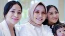 Momen perayaan ultah Nikita Willy turut dihadiri sang adik, ibu, ayah, serta sejumlah kerabat dekat. Niki dan Winona yang sama-sama sedang hamil anak kedua itu terlihat begitu kompak. Lalita Shanumikaila, anak perempuan Winona juga turut meramaikan. Bocah dua tahun itu tampil menggemaskan. (Liputan6.com/IG/@yorafebrina)