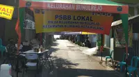 RW 14 Kelurahan Bunulrejo, Kota Malang menerapkan pembatasan sosial berskala lokal (PSBL) mandiri setelah puluhan warganya dinyatakan positif Corona Covid-19 (Liputan6.com/Zainul Arifin)
