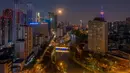 Foto yang diabadikan pada 3 Agustus 2020 ini menunjukkan penampakan bulan purnama di Chengdu, Provinsi Sichuan, China barat daya. Bulan purnama itu muncul pada Senin (3/8), yang merupakan hari ke-14 di bulan keenam dalam kalender lunar China. (Xinhua)