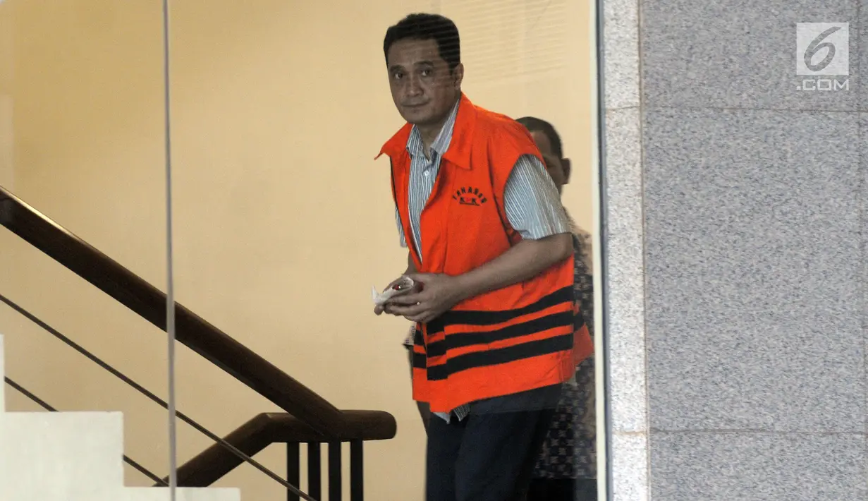 Konsultan Lippo Group, Fitra Djaja Purnama menuju ruang pemeriksaan di Gedung KPK, Jakarta, Selasa (27/11). Fitra diperiksa sebagai tersangka kasus dugaan suap pengurusan perizinan proyek pembangunan Meikarta di Kabupaten Bekasi. (Merdeka.com/Dwi Narwoko)