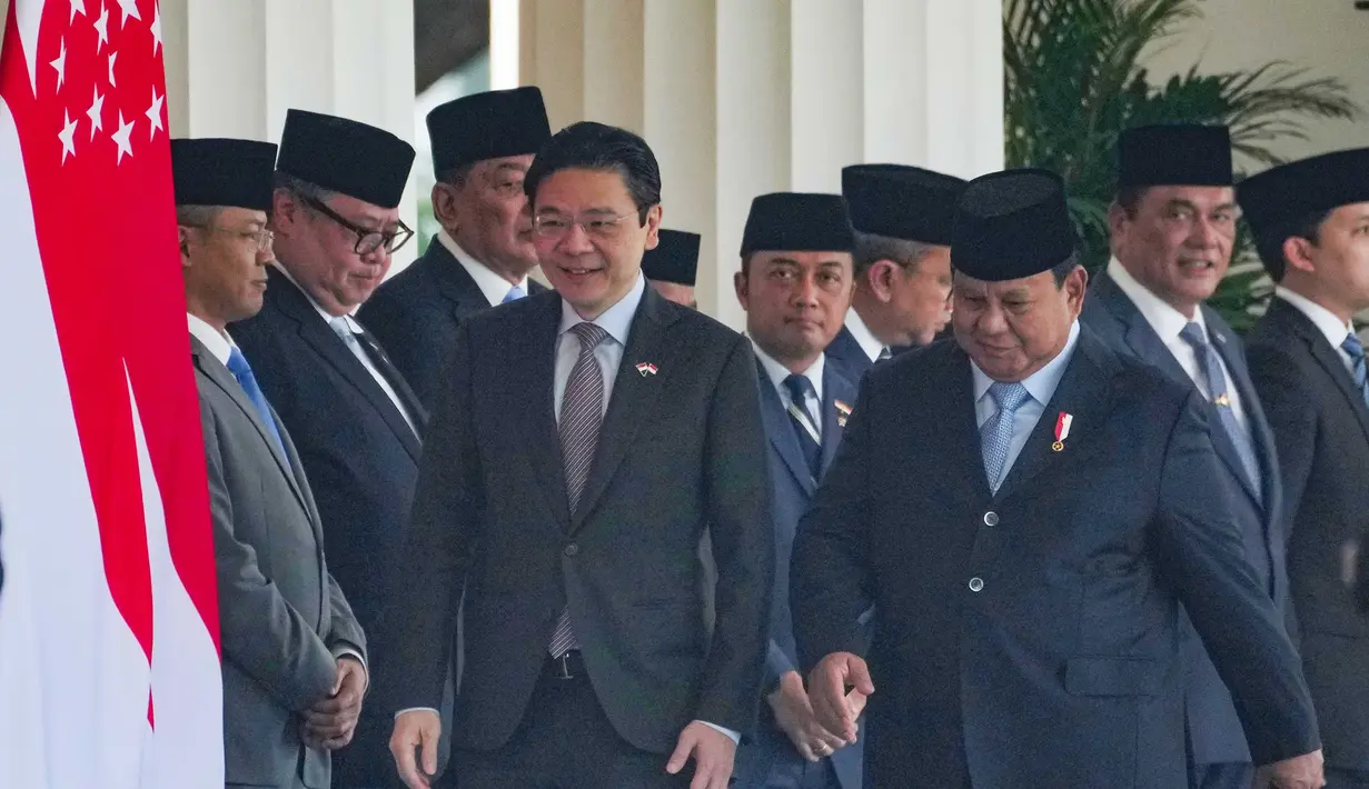 Presiden Prabowo Subianto berjabat tangan dengan Perdana Menteri Singapura Lawrence Wong saat kunjungan resmi untuk menghadiri Leaders Retreat di Istana Merdeka, Jakarta, Senin (6/7/2026). (AP Photo/Achmad Ibrahim)