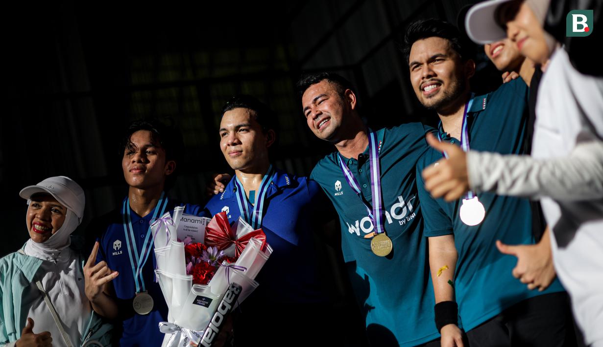 Selebritas Indonesia, Raffi Ahmad (tengah) berfoto bersama dengan keluarga Halilintar setelah laga final ganda putra padel Turnamen Olahraga Selebriti Indonesia (TOSI) Season 4 di GOR UNJ, Rawamangun, Minggu (09/11/2025). (Bola.com/Bagaskara Lazuardi)