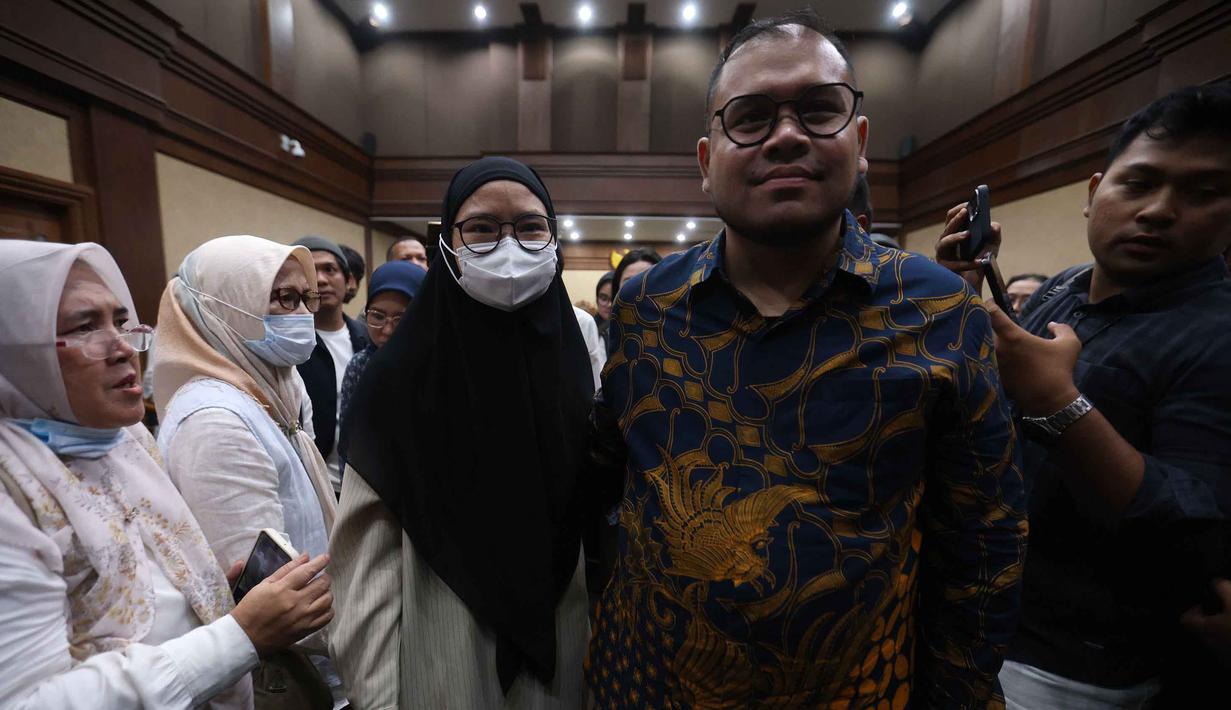 Mantan konsultan teknologi Kementerian Pendidikan, Kebudayaan, Riset, dan Teknologi (Kemendikbudristek), Ibrahim Arief alias Ibam (kedua kanan) usai mengikuti sidang pembacaan putusan di Pengadilan Negeri Jakarta Pusat, Selasa (12/5/2026). (Kapanlagi.com/Budy Santoso)